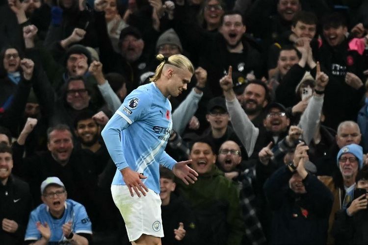 Erling Haaland merayakan gol dalam pertandingan sepak bola Liga Inggris antara Manchester City vs Bournemouth di Stadion Etihad di Manchester, barat laut Inggris, pada 2 November 2025. (Foto oleh Paul ELLIS / AFP) 
