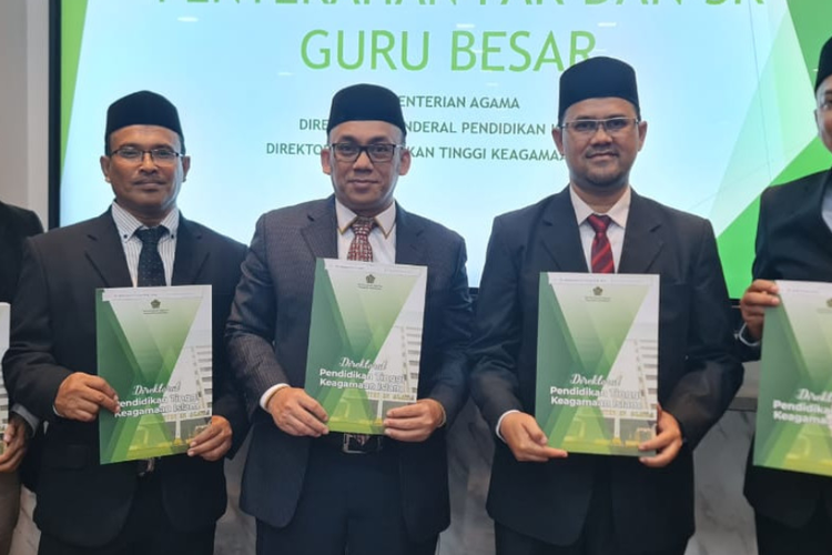 Lima dosen Universitas Islam Negeri (UIN) Ar-Raniry Banda Aceh dikukuhkan menjadi guru besar di Kementerian Agama (Kemenag), pada Kamis (21/9/2023).