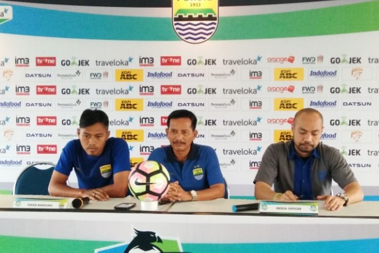 Pelatih Persib Djadjang Nurdjaman saat diwawancarai di Graha Persib, Jalan Sulanaja, Selasa  (11/7/2017)