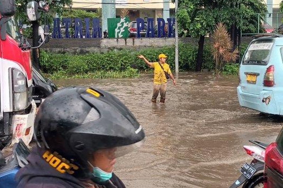 Banjir yang merendam Jalan DI Panjaitan, Kecamatan Jatinegara, Jakarta Timur, Rabu (7/9/2022). 