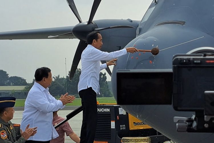 Presiden Joko Widodo menyiramkan air kembang ke pesawat Hercules A-1339 di Pangkalan TNI AU Halim Perdanakusuma, Jakarta, Rabu (8/3/2023) sebagai tanda resmi beroperasinya pesawat tersebut.