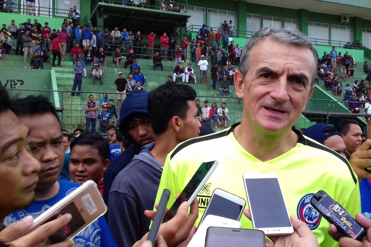 Pelatih Arema FC Milomir Seslija saat memimpin latihan di Stadion Gajayana, Kota Malang pada Kamis (10/1/2019)