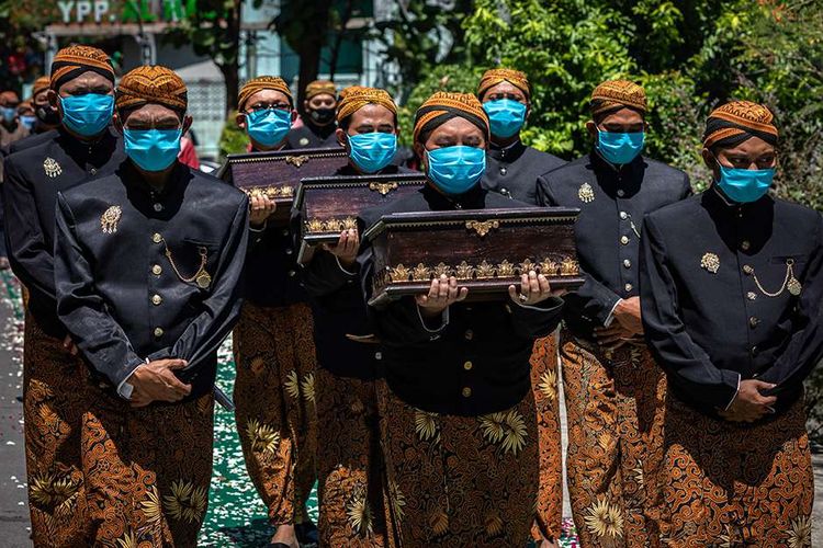 Dewan Adat Kasepuhan Girikusumo dengan mengenakan masker mengirab kotak berisi jubah pusaka peninggalan leluhur dalam prosesi Tradisi Kirab Sura Girikusumo di Desa Banyumeneng, Mranggen, Demak, Jawa Tengah, Kamis (20/8/2020). 