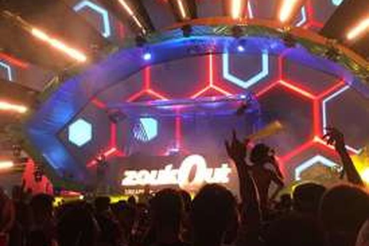 DJ Hardwell terlihat di panggung sedang menghibur party goers dengan irama musik EDMnya di festival musik dansa ZoukOut 2016, Sabtu dini hari (10/12).