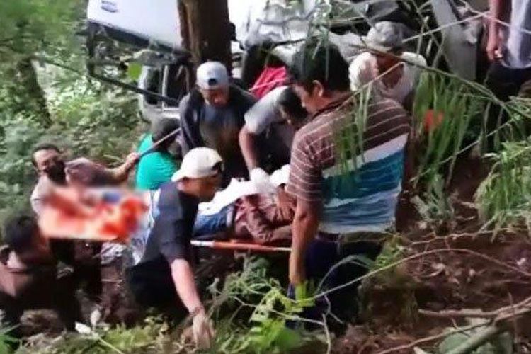 Petugas mengevakuasi korban kecelakaan Avanza yang mengalami kecelakaan rem blong hingga terjun ke jurang di kawasan turunan rest area jalur Cangar-Pacet, Kabupaten Mojokerto, Sabtu (14/1/2023). 