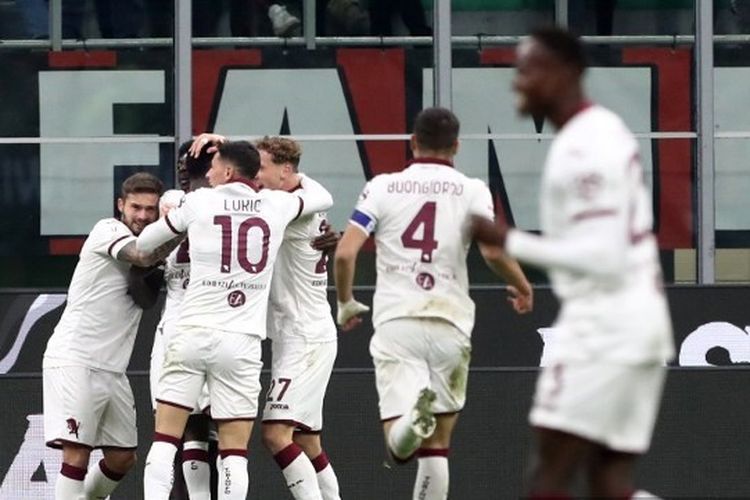 Pemain Torino, Michel Ndary Adopo, merayakan gol bersama rekan setim seusai mencetak gol dalam laga Coppa Italia melawan AC Milan di Stadion San Siro pada 11 Januari 2023.  