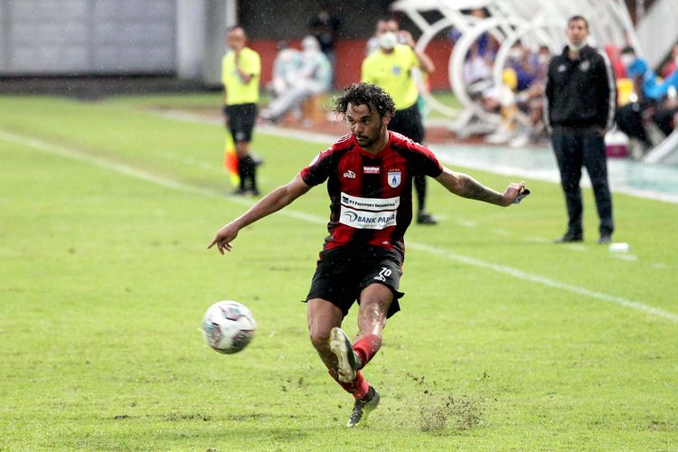 Pemain Persipura Jayapura Hedipo Gustavo menendang bola saat pada pertandingan melawan Persikabo 1973 pada pekan ke-13 Liga 1 2021-2022 yang berakhir dengan skor 2-1 di Stadion Maguwoharjo Sleman, Senin (22/11/2021) sore.