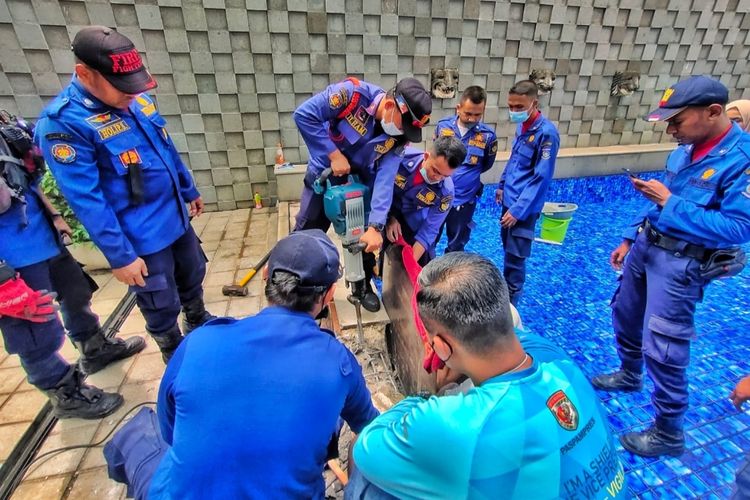 Tim Charlie Dinas Pemadam Kebakaran dan Pengamatan Kota Tangerang Selatan sedang mengevakuasi tangan anak berinisial L (3) yang terjepit saat berenang. Korban berenang di salah satu perumahan kawasan Pondok Cabe, Pamulang, Tangerang Selatan, Kamis (6/1/2022).