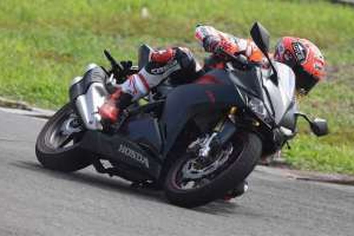 All New CBR250RR di lintasan sirkuit.