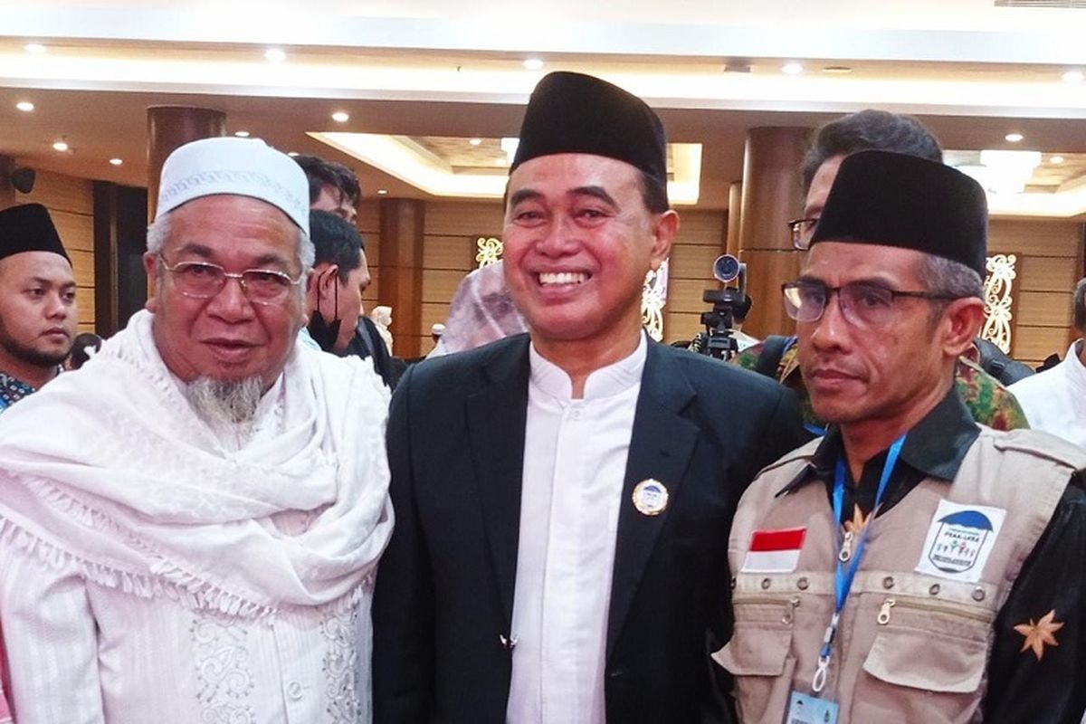 Zairullah Azhar (tengah) bersama peserta Munas II LKSA-PSAA