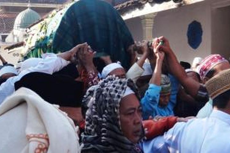 Jenazah almarhum KH Khotib Umar, salah satu kiai sepuh Nahdlatul Ulama (NU), saat akan dimakamkan di arean pemakaman keluarga di Pondok Pesantren Raudlatul Ulum Desa Sumberwringin, Kecamatan Sukowono, Jember Jawa Timur, Senin (9/6/2014)