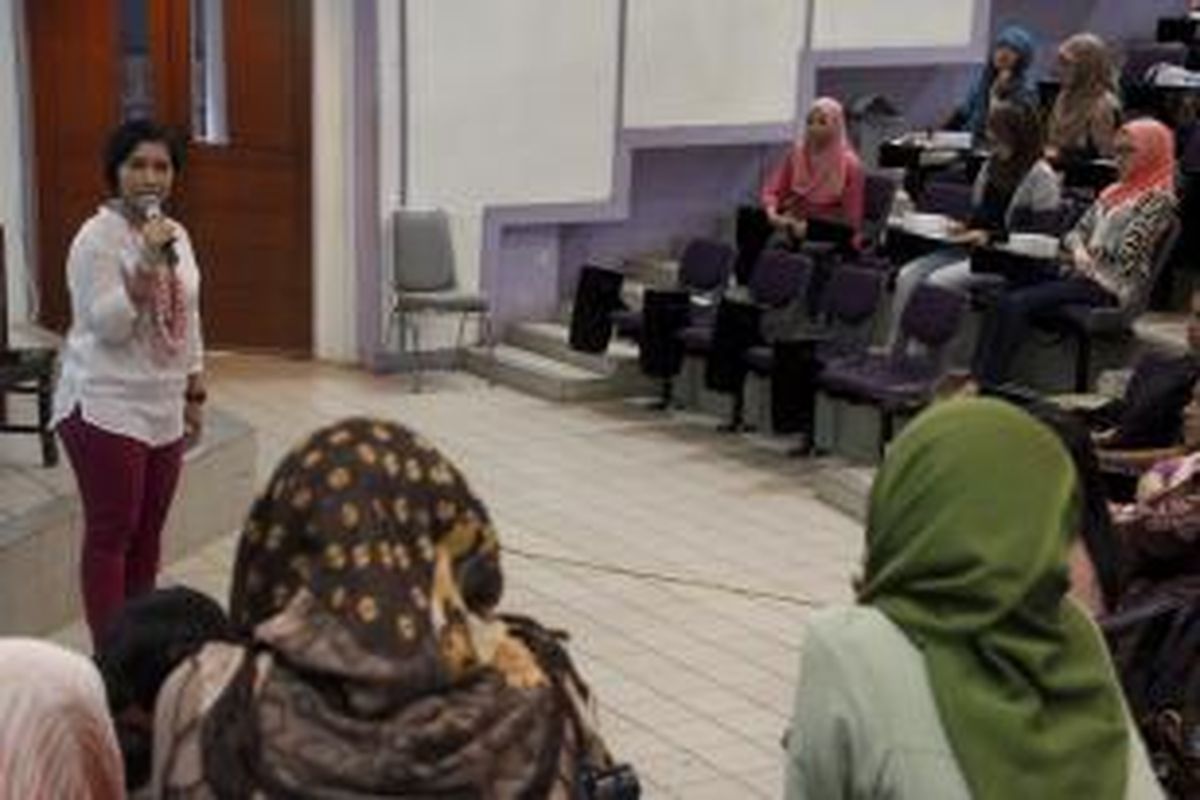 Pendiri Komunitas Pink Shimmer Inc, Dinda Nawangwulan, Rabu (7/5/2014), tengah memberikan paparan di Aula A Fakultas Kesehatan Masyarakat, Universitas Indonesia, Depok. Paparan itu bercerita bagaimana pasien kanker payudara menghadapi pergulatan psikis setelah divonis terkena penyakit tersebut. 