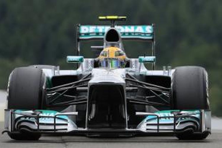 Pebalap Mercedes asal Inggris, Lewis Hamilton, memasuki pit saat sesi latihan bebas tiga GP Belgia, di Sirkuit Spa-Francorchamps, Sabtu (24/8/2013).
