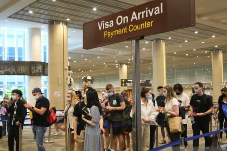 (File) Foreign tourists queueing to pay for their Visa on Arrival (VoA) facility at the arrival hall of I Gusti Ngurah Rai International Airport in Denpasar, Bali, April 28, 2022. 