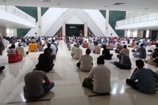 800 Jemaah Shalat Jumat di Masjid Hasyim Jakbar Tetap Jaga Jarak Saf