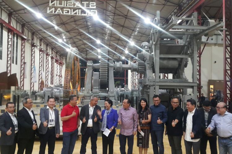 Menteri BUMN, Rini Soemarno bersama jajaran direksi berbincang di salah satu ruangan bekas penggilingan gula yang disulap menjadi museum di wisata budaya dan bersejarah De Tjolomadoe, Kabupaten Karanganyar, Jawa Tengah, Sabtu ( 24 / 3 / 2018) malam.