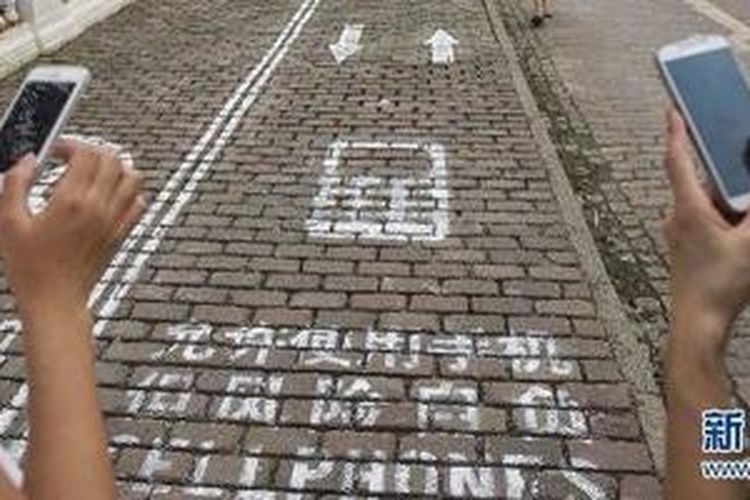 Jalur trotoar khusus bagi pengguna smartphone di kota Chongqing, Tiongkok