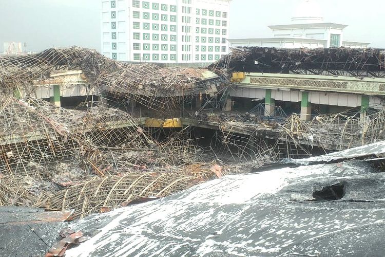 Penampakan kubah yang roboh usai kebakaran melanda  Masjid Raya Jakarta Islamic Centre (JIC), di Koja, Jakarta Utara, pada Rabu (19/10/2022).