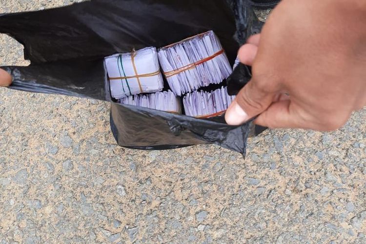 Satgas Pamtas RI Malaysia yonif 623/BWU mengamankan Kantong plastik berisi amplop uang yang diduga untuk serangan fajar pemenangan salah satu Paslon Gubernur Kaltara di Sebatik (istimewa)