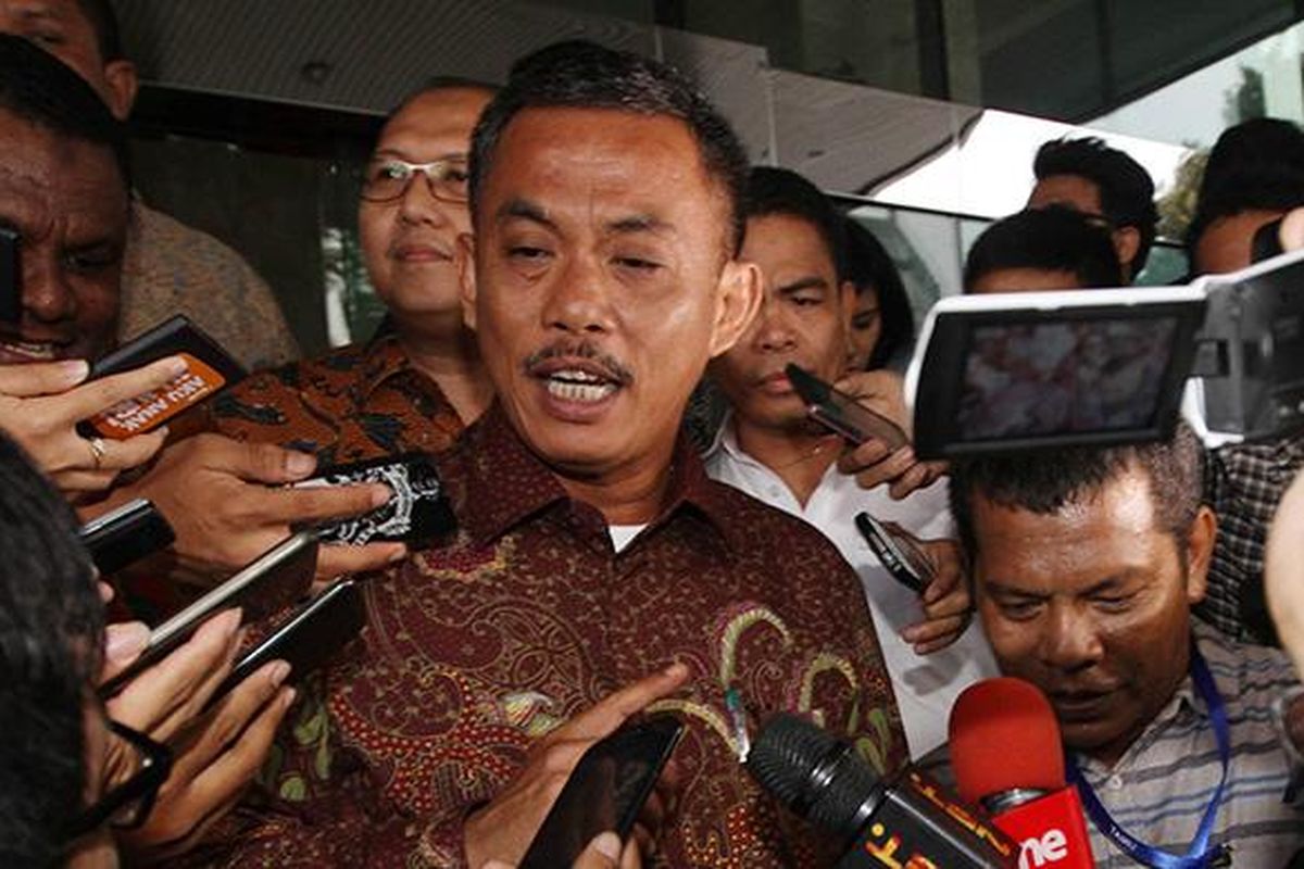 Ketua DPRD DKI Jakarta Prasetyo Edi Marsudi menjawab pertanyaan wartawan seusai diperiksa di Gedung KPK, Jakarta, Senin (11/4/2016).