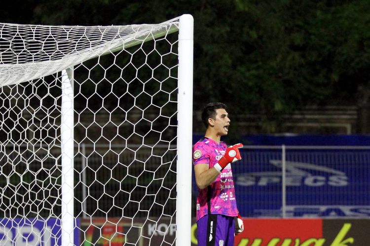 Penjaga gawang Bali United Nadeo Agrawinata saat pertandingan pekan 24 Liga 1 2021-2022 melawan Bhayangkara FC yang berakhir dengan skor 0-3 di Stadion I Gusti Ngurah Rai Denpasar, Sabtu (12/2/2022) malam.