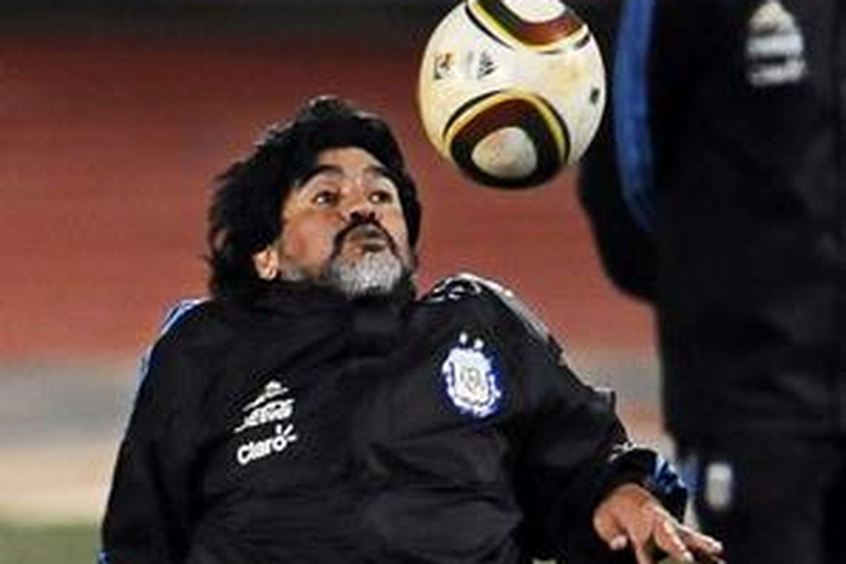 Pelatih Argentina Diego Maradona mengontrol bola selama latihan bersama tim nasional Argentina di High Performance Centre Universitas Pretoria, 1 Juli 2010.