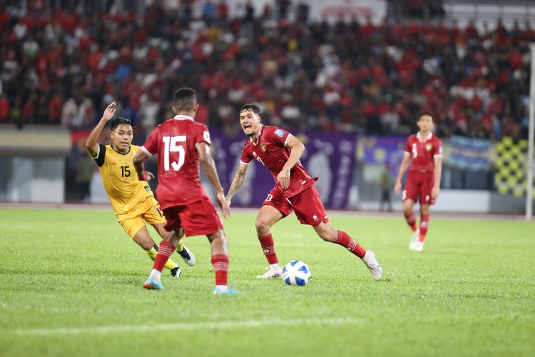 Dua pemain timnas Indonesia, Shayne Pattynama (kanan) dan Ricky Kambuaya (nomor 15), berebut bola dengan pemain Brunei dalah laga leg kedua babak pertama Kualifikasi Piala Dunia 2026 Zona Asia yang digelar di Stadion Sultan Hassanal Bolkiah, Bandar Seri Begawan, pada Selasa (17/10/2023) malam WIB.