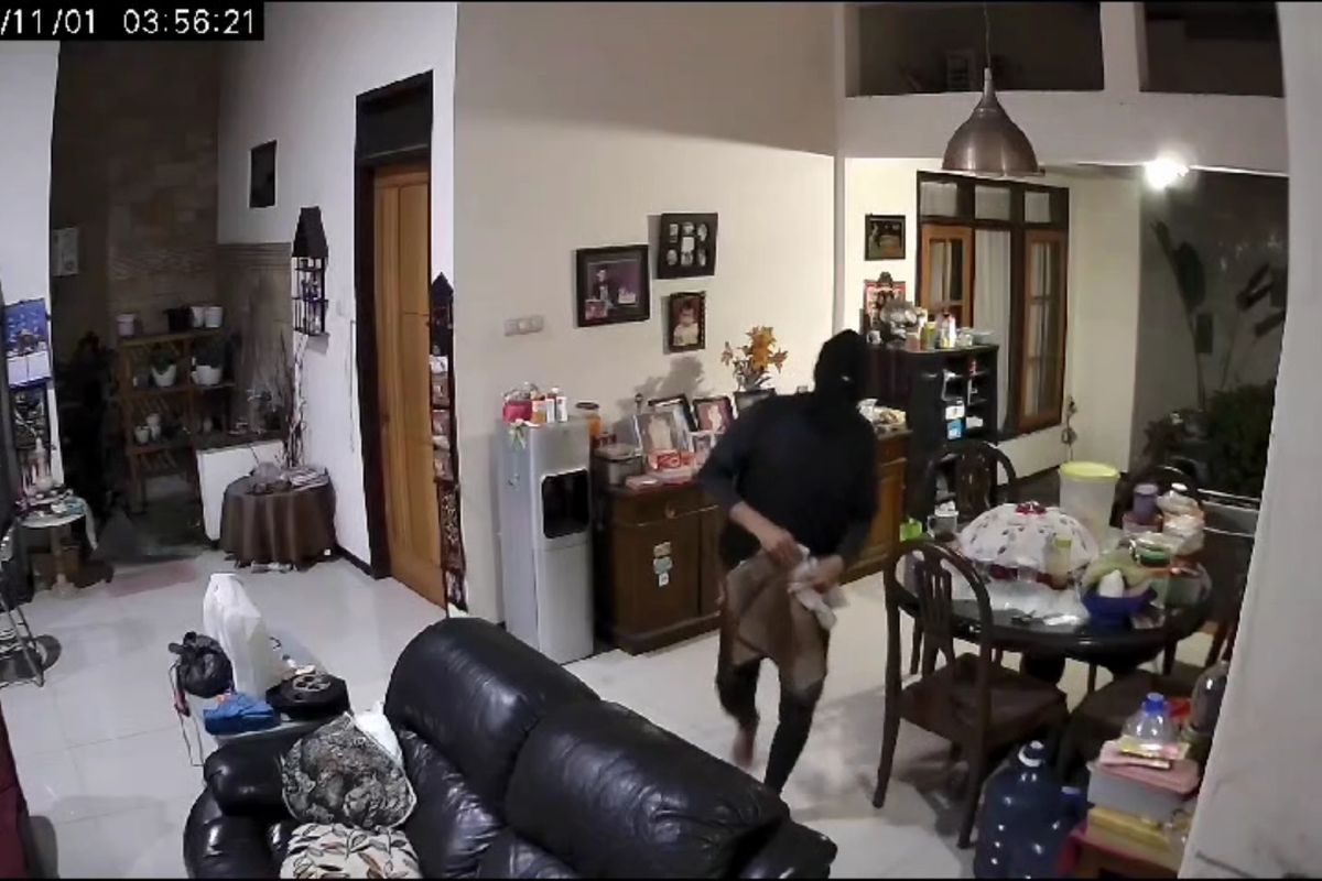 Saat maling masuk ke dalam rumah yang berada di Jalan Candi Mendut Blok 6 RT 5 RW 10 Kelurahan Mojolangu, Kecamatan Kedungkandang, Kota Malang, Jawa Timur. 