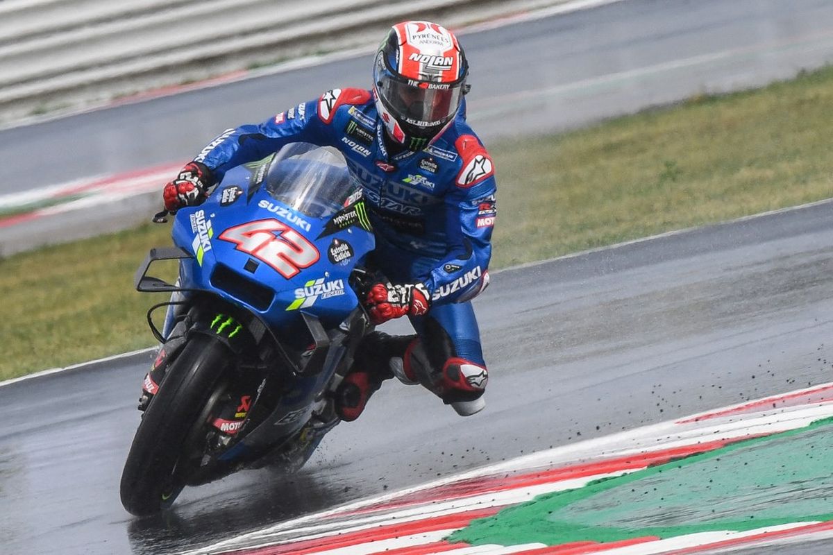 Alex Rins saat berlaga pada MotoGP San Marino 2021. (Photo by ANDREAS SOLARO / AFP)