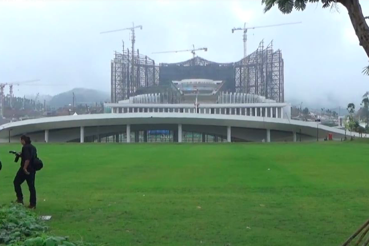 Visitor Center dengan latar belakang Istana Negara dan Kantor Presiden di Kawasan Inti Pusat Pemerintahan (KIPP) Ibu Kota Nusantara (IKN)