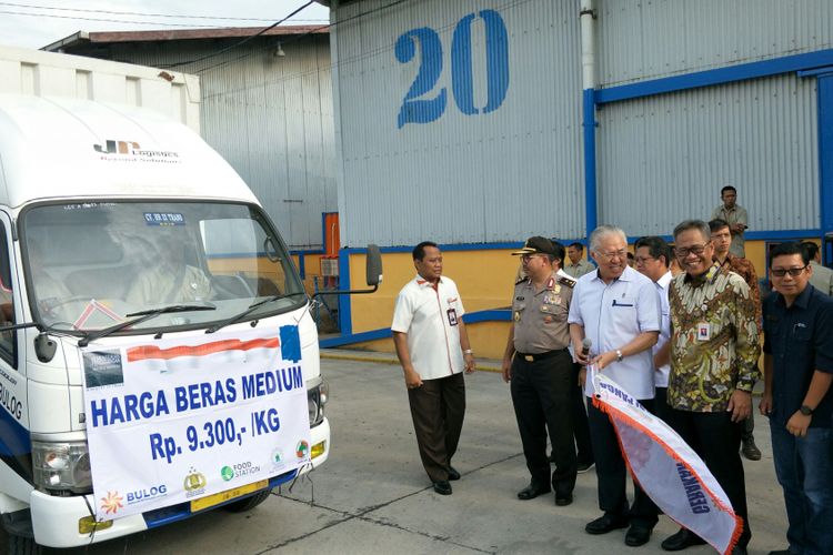 Acara pelepasan armada operasi pasar beras oleh Mendag Enggartiasto Lukita, bersama Dirut Perum Bulog Djarot Kusumayakti, Ketua Satgas Pangan Setyo Wasisto di Gudang Bulog Kelapa Gading, Jakarta, Selasa (9/1/2018).