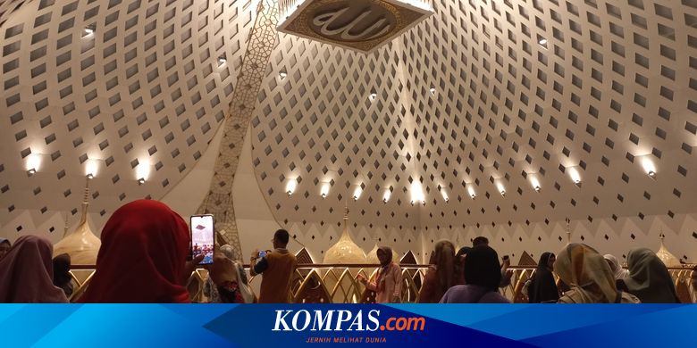 Warga Berkunjung ke Masjid Al Jabbar, Ramai Orang dan Jalanan Macet ...
