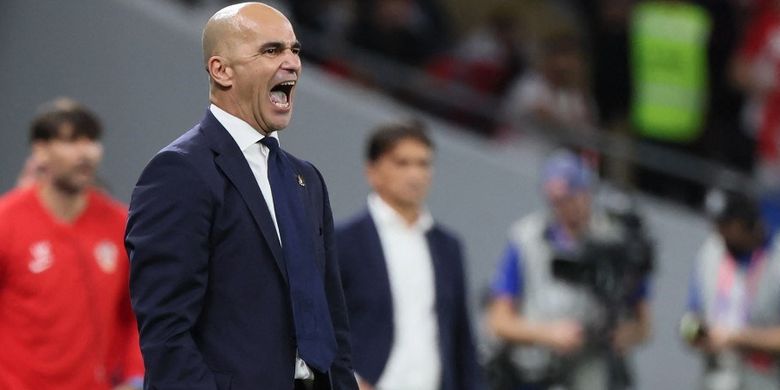 Roberto Martinez kala memberikan instruksi kepada pemain timnas Belgia dalam ajang Piala Dunia 2022. Roberto Martinez kini telah resmi diperkenalkan sebagai pelatih baru Portugal, menggantikan Fernando Santos. (Photo by JACK GUEZ / AFP)