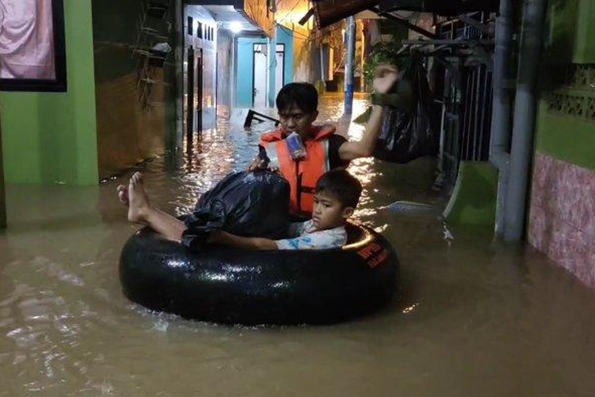 Banjir yang merendam permukiman warga Kebon Pala, Kelurahan Kampung Melayu, Kecamatan Jatinegara, Jakarta Timur, Sabtu (16/7/2022)