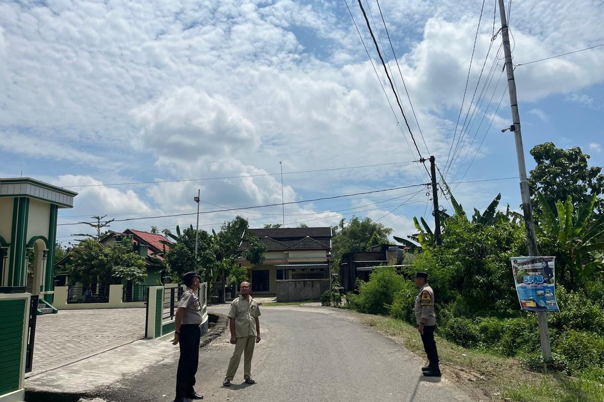 Pihak kepolisian olah TKP kejadian tragis di Desa Bogotanjung, Kecamatan Gabus, Kabupaten Pati. Kejadian itu terjadi saat karnaval pada Sabtu malam (11/4/2026), atas kejadian tersebut satu orang meninggal karena tersengat listrik.