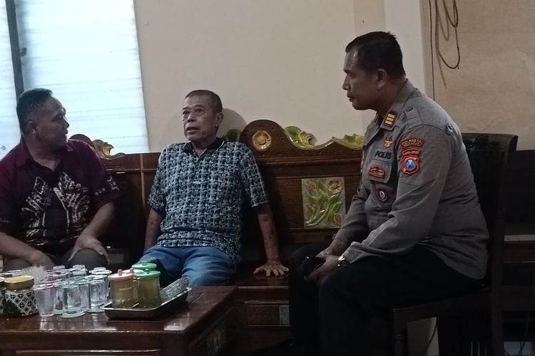 Mantan Ketua DPRD Jatim Kusnadi saat memberikan klarifikasi ke Polsek Balongbendo, Senin (9/6/2025).