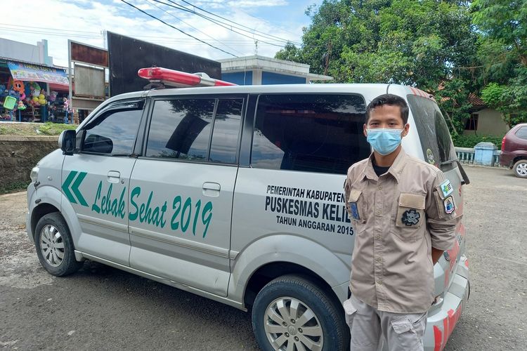 Ambulans tertahan truk tanah saat membawa pasien di Kabupaten Lebak Jumat (12/11/2021) malam