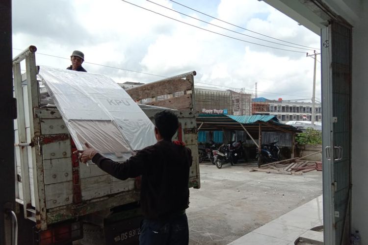 Kotak suara yang diturunkan dari truk ke gudang KPU Mimika, Selasa (13/11/2018)