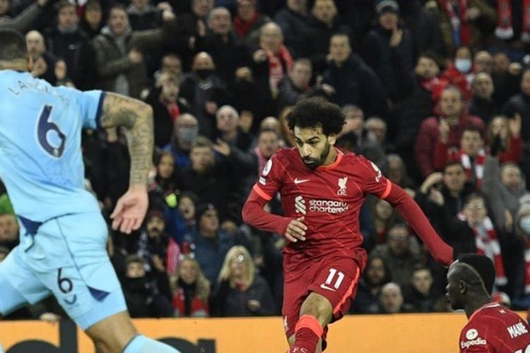 Penyerang Liverpool, Mohamed Salah, kala mencetak gol ke gawang Newcastle pada laga Liga Inggris 2021-2022 di Stadion Anfield. 16 Desember 2021.