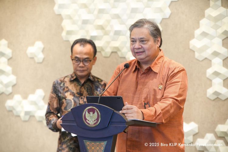 Menteri Koordinator Bidang Perekonomian Airlangga Hartarto dalam Konferensi Pers Produk Domestik Bruto (PDB) Triwulan IV-2024 dan Full Year 2024 di Kantor Kemenko Perekonomian, Rabu (5/2/2025).