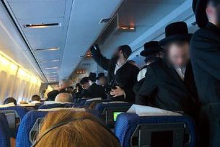 Kaum Yahudi ultra-ortodoks berdiri di lorong pesawat El Al dalam penerbangan dari New York ke Israel pada Rabu (24/9/2014).