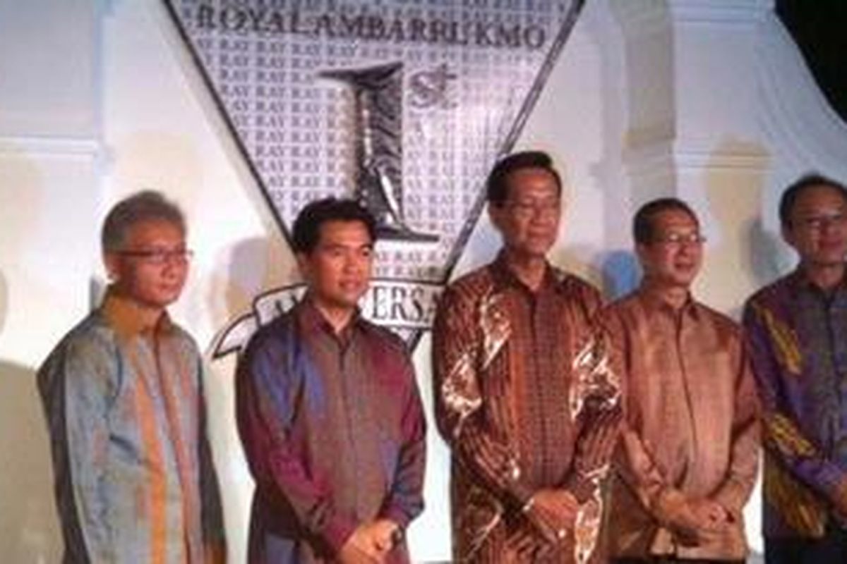 Pejabat teras Royal Ambarrukmo Yogyakarta, (dari kiri ke kanan) Agung Adiprasetyo (CEO Kompas Gramedia), L Sudarsana (GM Royal Ambarrukmo), Sri Sultan Hamengkubuwono X, Guido Andriano (GM Corporate Sales dan Marketing Santika), Tjia Eddy Susanto (Direktur Utama Putra Mataram, berfoto bersama setelah pemotongan tumpeng dan peluncuran buku menyambut ulang tahun pertama Royal Ambarrukmo di Yogyakarta, Minggu (25/11/2012).