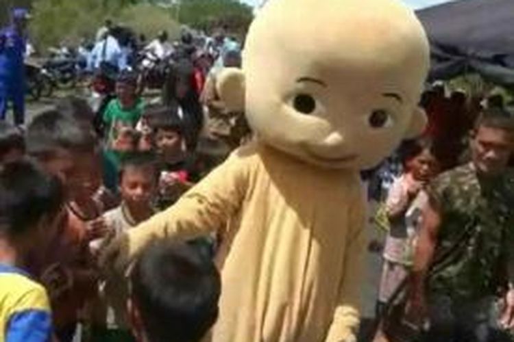 Tokoh kartun animasi Upin dan Ipin serta Super Mario memberi hiburan kepada ratusan anak-anak korban banjir di Kabupaten Aceh Singkil. 