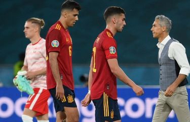 Pemain timnas Spanyol Rodri dan Ferran Torres berjalan keluar lapangan pada akhir laga Grup E EURO 2020 antara Spanyol dan Polandia di Stadion La Cartuja, Sevilla, pada Minggu (20/6/2021) dini hari WIB.