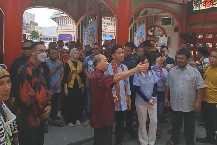 Calon wakil presiden nomor urut 2, Gibran Rakabuming Raka menggelar safari politik ke Kota Singkawang, Kalimantan Barat (Kalbar), Minggu (17/12/2023). 