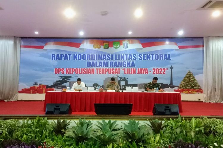 Kapolda Metro Jaya Irjen Fadil Imran bersama Pj Gubernur DKI Jakarta Heru Budi Hartono dan Pangdam Jaya Mayjen Untung Budiharto saat rapat koordinasi di Mapolda Metro Jaya, Senin (19/12/2022).