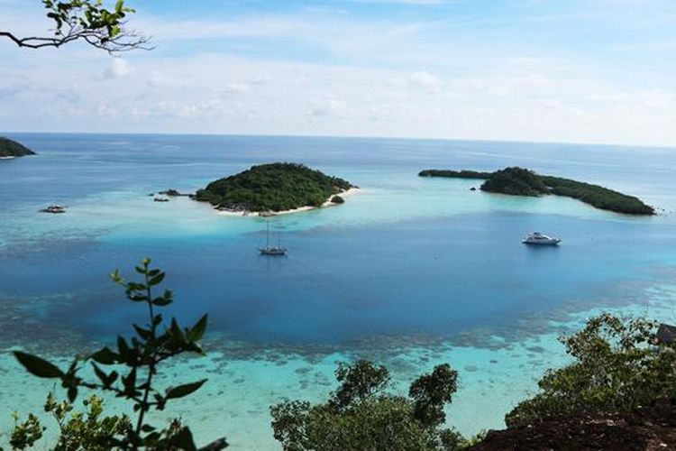 Panorama perairan Pulau Bawah di Kabupaten Kepulauan Anambas, Provinsi Riau.