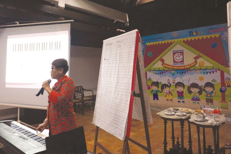 Dosen Seni Musik UNJ, Caecilia Hardiarini, sedang memberikan workshop cipta lagu anak di Bentara Budaya, Jakarta, Kamis (20/7/2017).