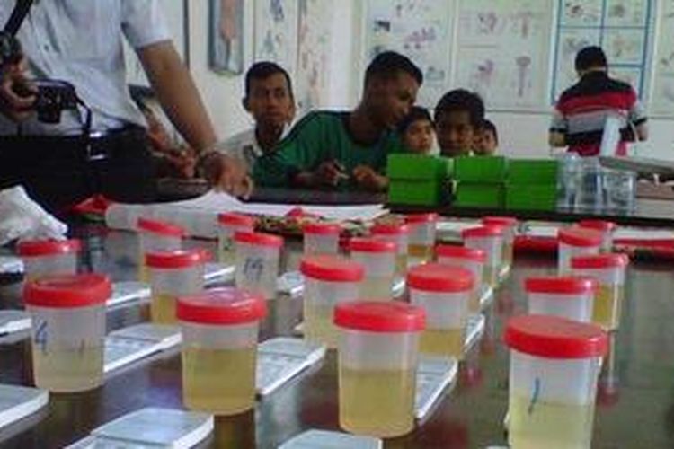 Pencegahan dan pemberantasan narkoba di Kota Kediri, Jawa Timur, mulai difokuskan pada kalangan pelajar tingkat menengah. Seperti tes urine yang dilakukan di SMP swasta di Kecamatan Mojoroto, Rabu (12/2/2013).