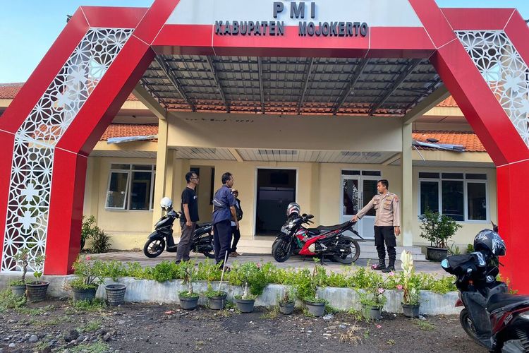 Petugas dari Kepolisian melakukan pemeriksaan lokasi terkait pencurian motor pengantar darah milik PMI Kabupaten Mojokerto, Jawa Timur, Jumat (28/6/2024).
